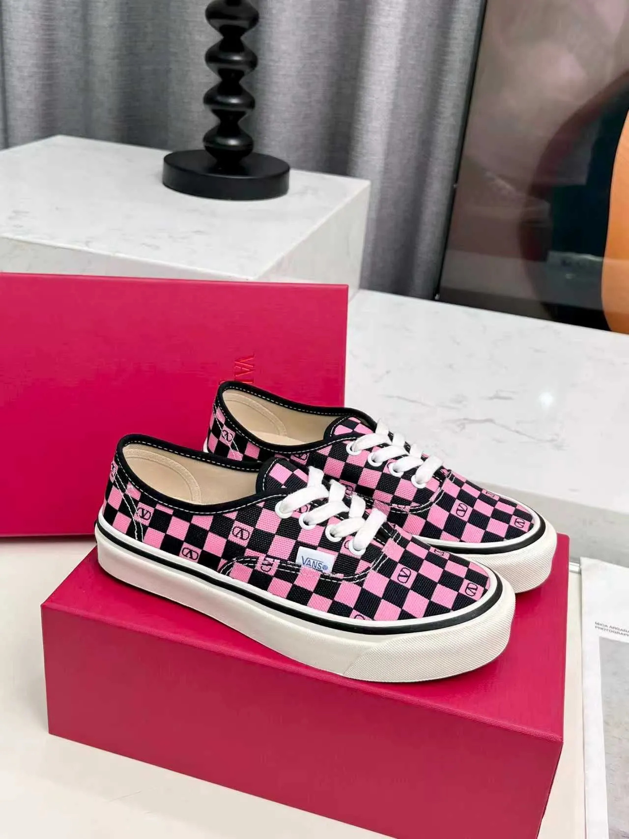 [Valentino Giving classic shoes a personality that spans the ages. Many celebrities - Jolin Tsai. Yang Zi. Liu Wen. Ma Baiquan. Choi Soobin. freen. Song Zuer. JJ Lin. zel. Cecilia Cheung. shark. Xin Yunlai...same style.